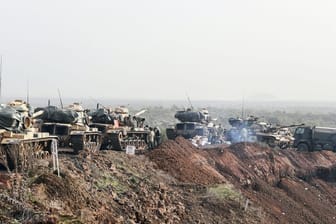 Panzer der türkischen Armee vor dem syrischen Afrin.