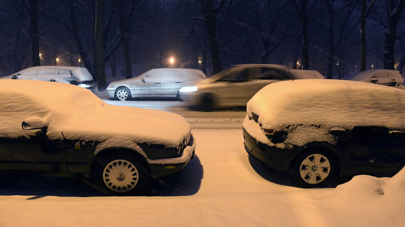 Schnee liegt am frühen Morgen auf den Straßen in Leipzig. In der Nacht ist der Winter zurückgekehrt und hat auch im Tiefland Schnee gebracht.