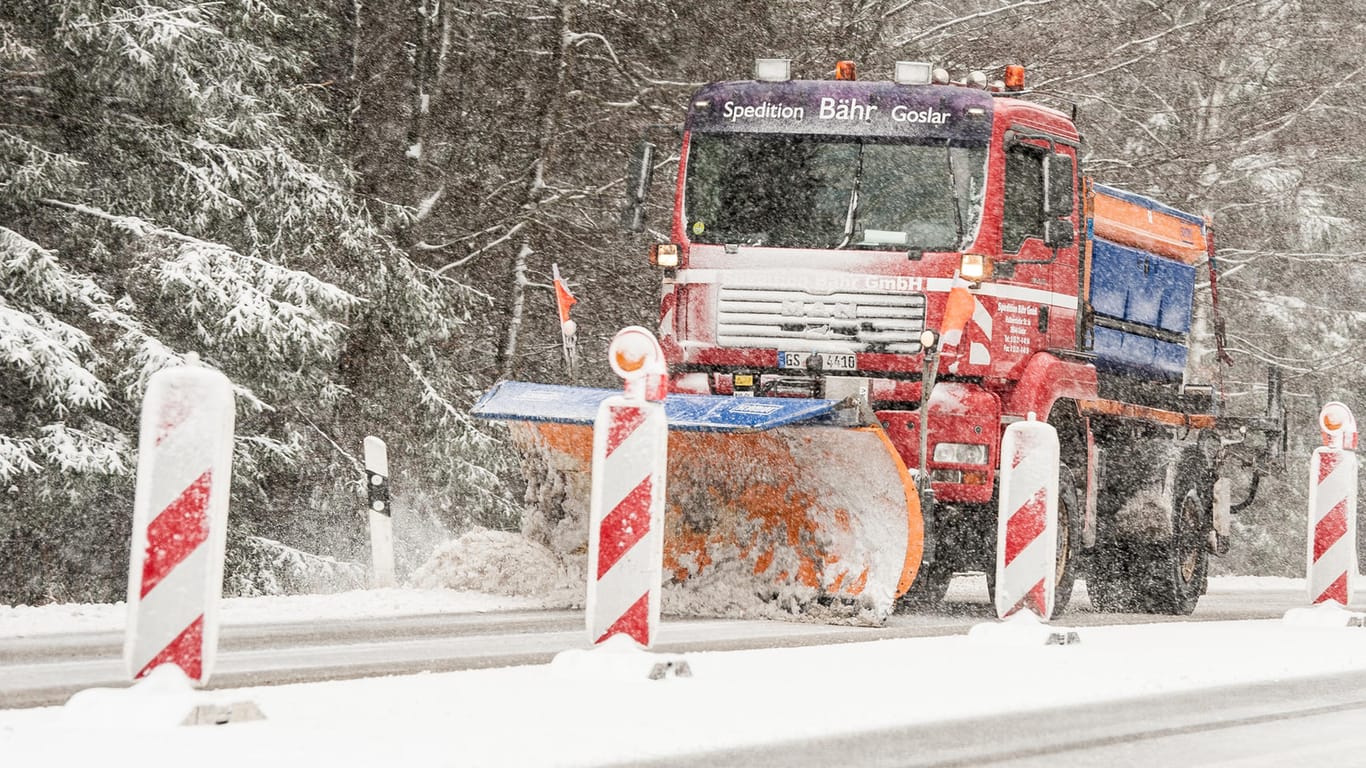Ein Räumfahrzeug kehrt und streut bei Braunlage im Oberharz: Der Winter hat das Land auch die nächsten Tage wieder im Griff.