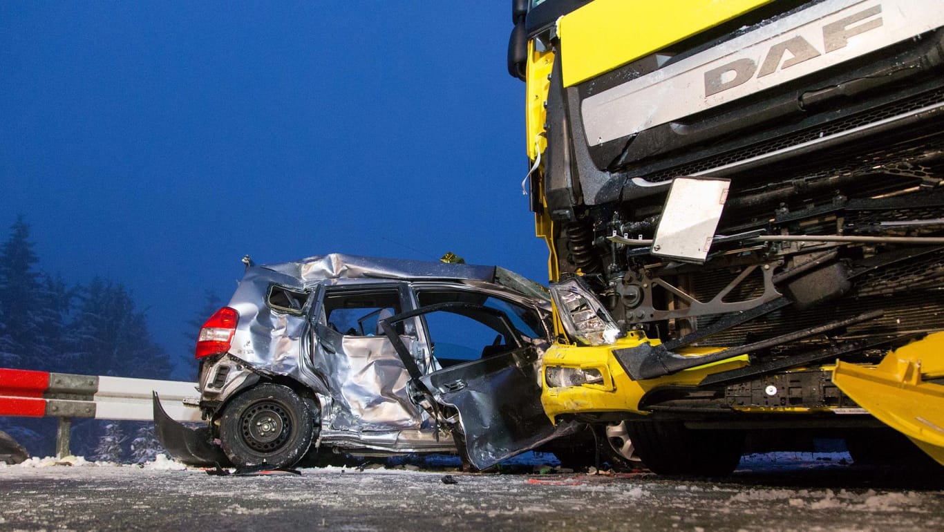 Ein verunfallter Pkw und ein Lkw stehen auf einer Straße: Zwei Frauen sterben bei Unfall nahe Oberhof.