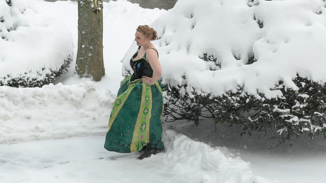 Sachsen, Leipzig: Zahlreiche Besucher, unten ihnen auch Coosplayer, kommen im Schneegestöber zur Leipziger Buchmesse.