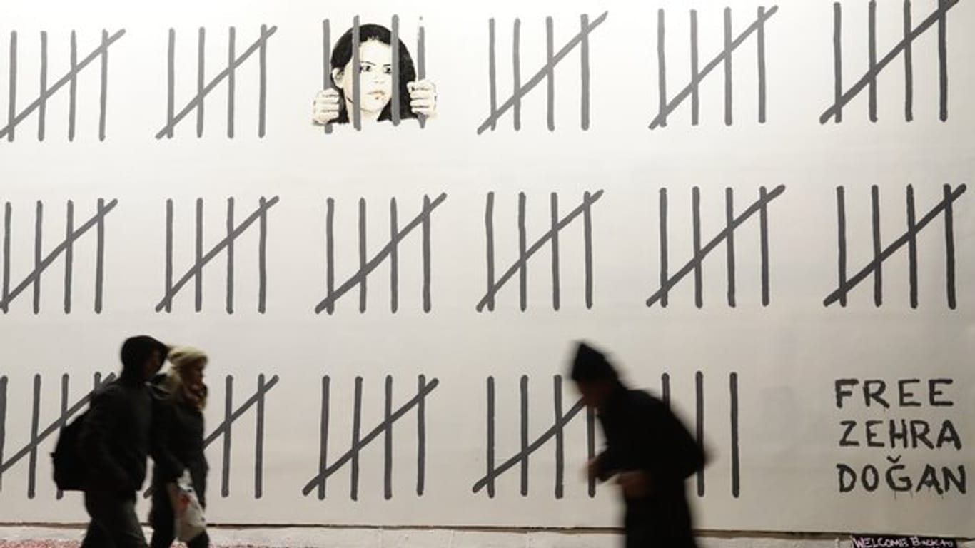 Der Graffiti-Künstler protestiert mit seiner Wandmalerei gegen die Inhaftierung der türkischen Malerin und Journalistin Zehra Dogan.