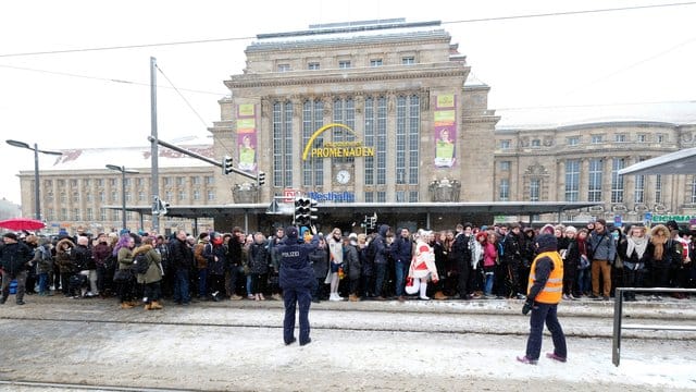 Fahrgäste dicht gedrängt an einer Haltestelle der Straßenbahn vor dem Leipziger Hauptbahnhof. Fahrgäste dicht gedrängt an einer Haltestelle der Straßenbahn vor dem Leipziger Hauptbahnhof.