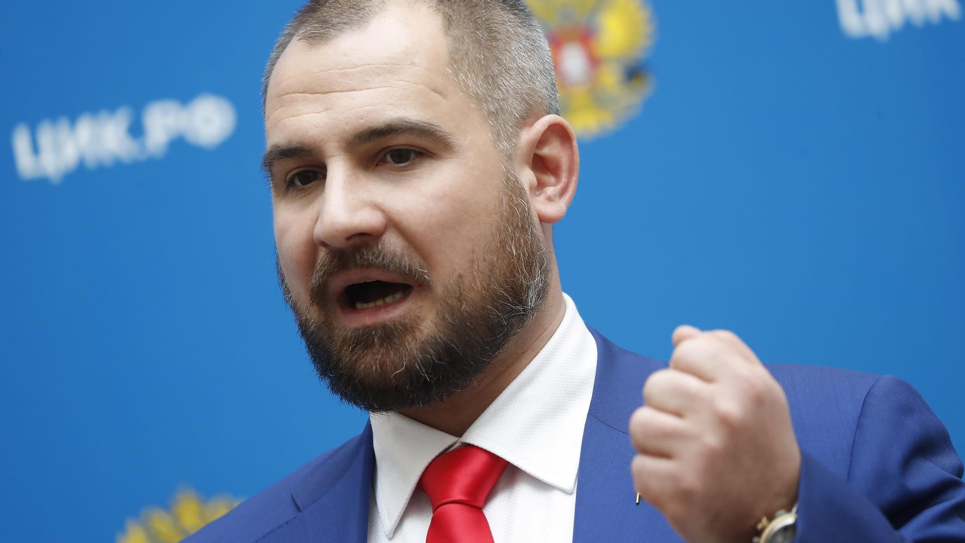 Der unbekannte Stalinist: Die Kommunistische Partei wirft Maxim Surajkin vor, ihre Symbolik geklaut zu haben.