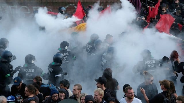 Polizisten sind bei der Demonstration "G20 Welcome to hell" im Einsatz. Polizisten sind bei der Demonstration "G20 Welcome to hell" im Einsatz.