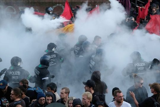 Polizisten sind bei der Demonstration "G20 Welcome to hell" im Einsatz.