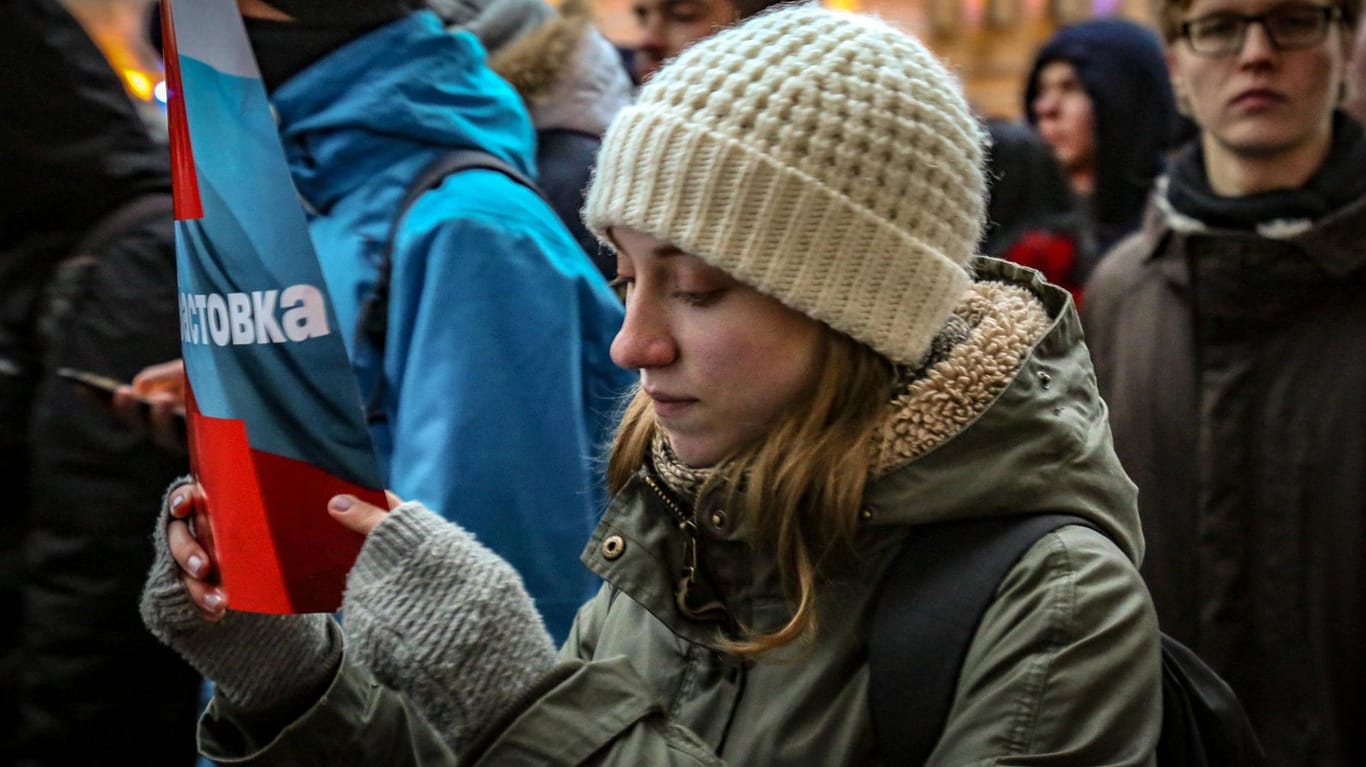 Eine junge Russin nimmt an einer Demonstration gegen den Wahl-Ausschluss von Alexei Navalny teil.