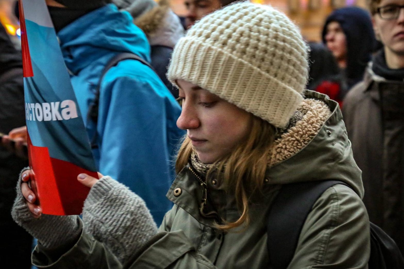 Eine junge Russin nimmt an einer Demonstration gegen den Wahl-Ausschluss von Alexei Navalny teil.