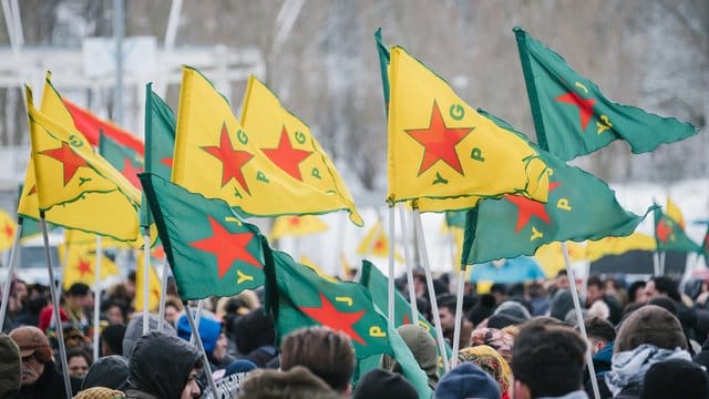 In Hannover haben tausende Menschen gegen die türkische Offensive in Syrien demonstriert. In Hannover haben tausende Menschen gegen die türkische Offensive in Syrien demonstriert.