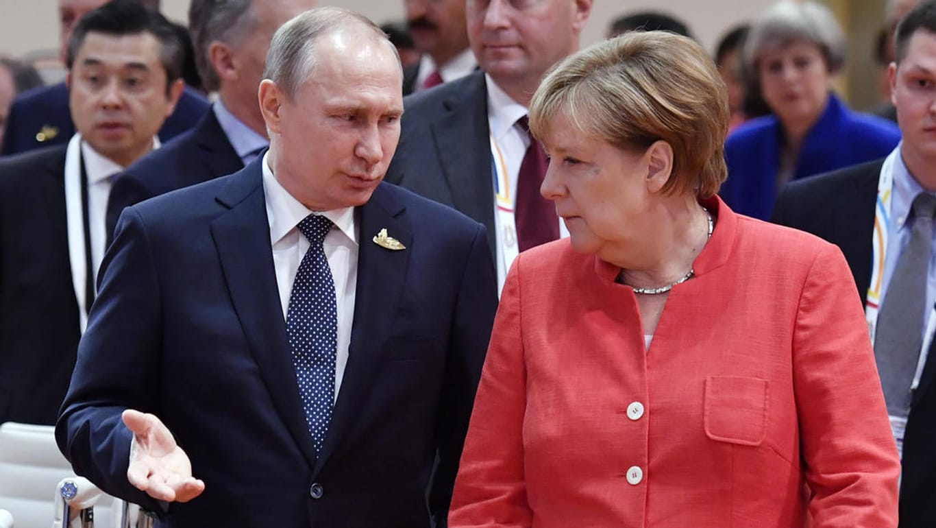 Wladimir Putin und Angela Merkel beim G20-Gipfel in Hamburg: Putin wird vom Westen verdächtigt, einen Giftanschlag in London auf einen ehemaligen russischen Spion angeordnet zu haben.