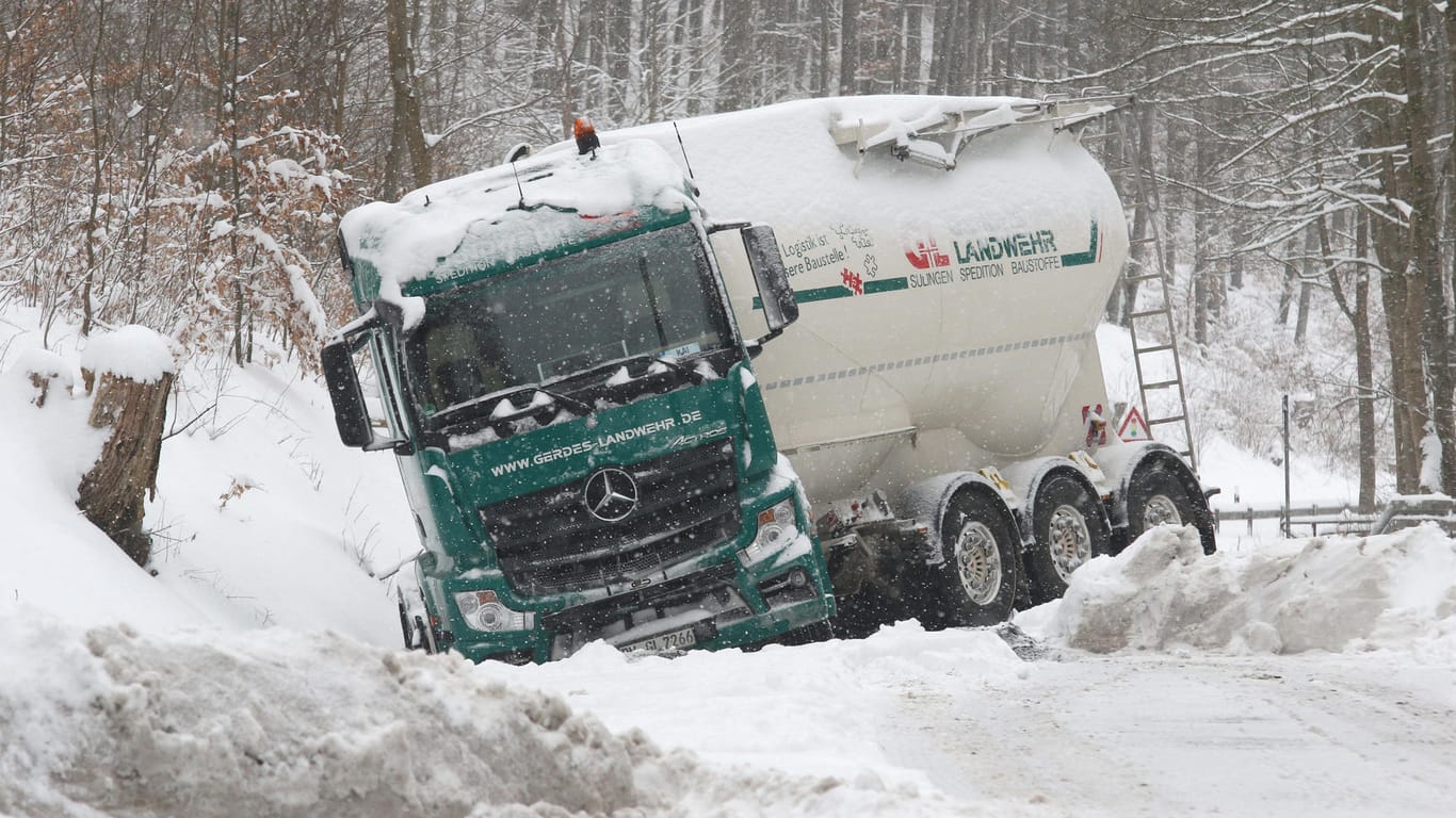 Unfall im Harz: Starke Schneefälle haben in weiten Teilen von Sachsen-Anhalt für beachtliche Schneemengen gesorgt.