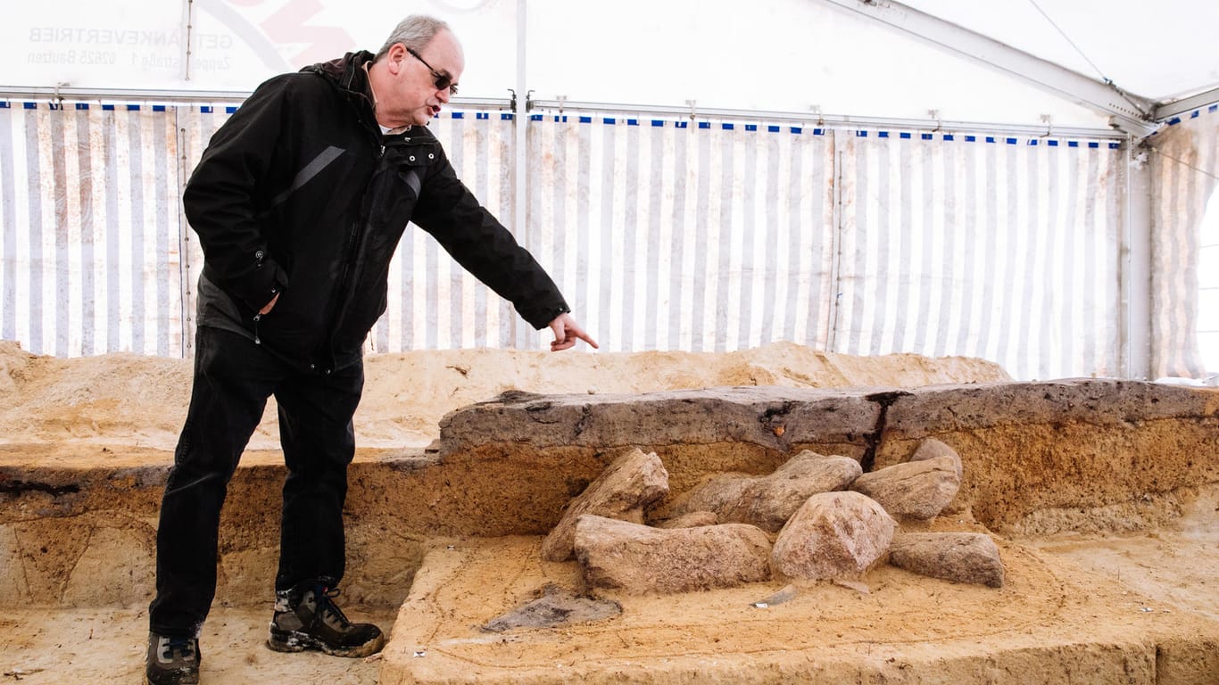 Der Archäologe Wolfgang Ende zeigt auf eine Grabstelle aus der Bronzezeit: im Tagebau von Nochten fanden Wissenschaftler eine vollständige Siedlungslandschaft.