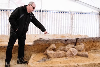 Der Archäologe Wolfgang Ende zeigt auf eine Grabstelle aus der Bronzezeit: im Tagebau von Nochten fanden Wissenschaftler eine vollständige Siedlungslandschaft.