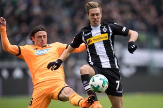 Borussia-Park: Gladbachs Patrick Herrmann (rechts) und Hoffenheims Nico Schulz kämpfen um den Ball.