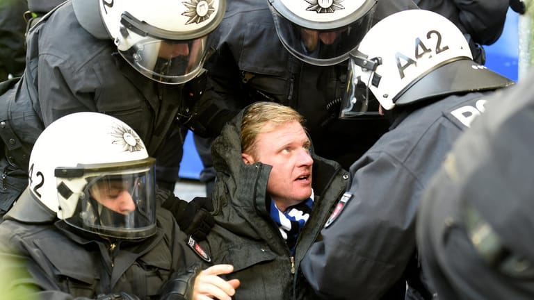 Hamburger Polizisten im Einsatz im Volksparkstadion.