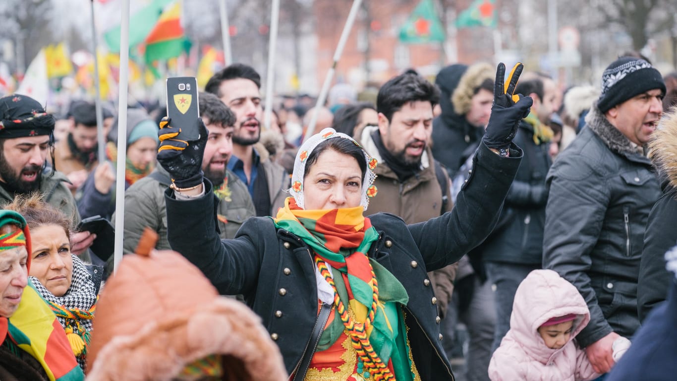 Kurden-Proteste in Hannover: Die Demonstration zum Newroz-Fest war ursprünglich von der Polizei verboten worden, das Verwaltungsgericht Hannover hatte das Verbot aber aufgehoben.
