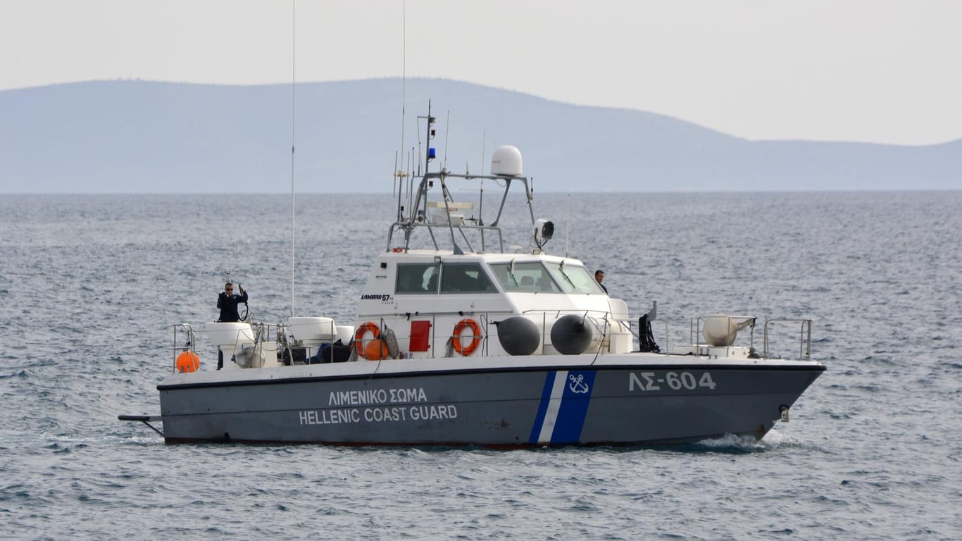 Migranten vor griechischer Küste ertrunken: Ein Schiff der Küstenwache bringt die Leichen von Migranten an den Hafen.