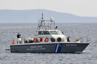 Migranten vor griechischer Küste ertrunken: Ein Schiff der Küstenwache bringt die Leichen von Migranten an den Hafen.