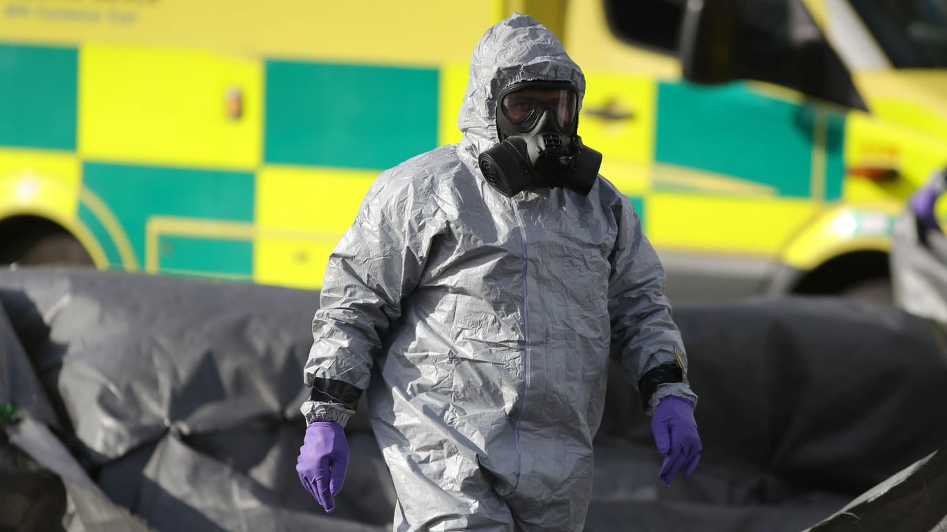 Ein Ermittler mit Schutzanzug am Tatort in Salisbury: Geheimdienste gehen offenbar davon aus, dass das Gift im Koffer der Tochter versteckt wurde.