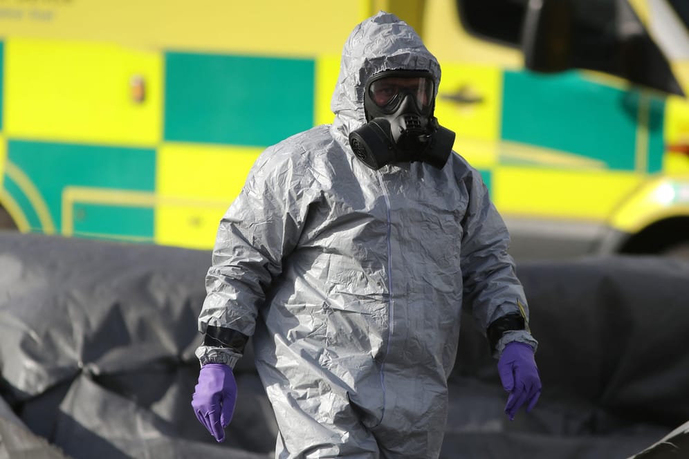 Ein Ermittler mit Schutzanzug am Tatort in Salisbury: Geheimdienste gehen offenbar davon aus, dass das Gift im Koffer der Tochter versteckt wurde.