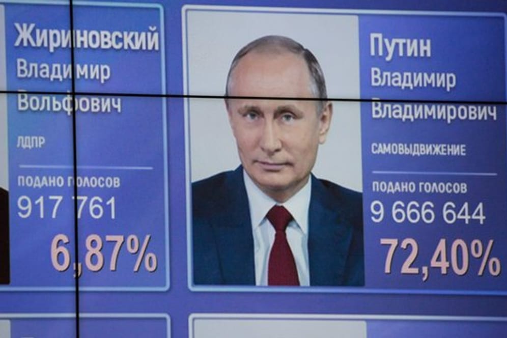 In Moskau werden während einer Pressekonferenz der russischen Zentralen Wahlkommission Ergebnisse angezeigt.