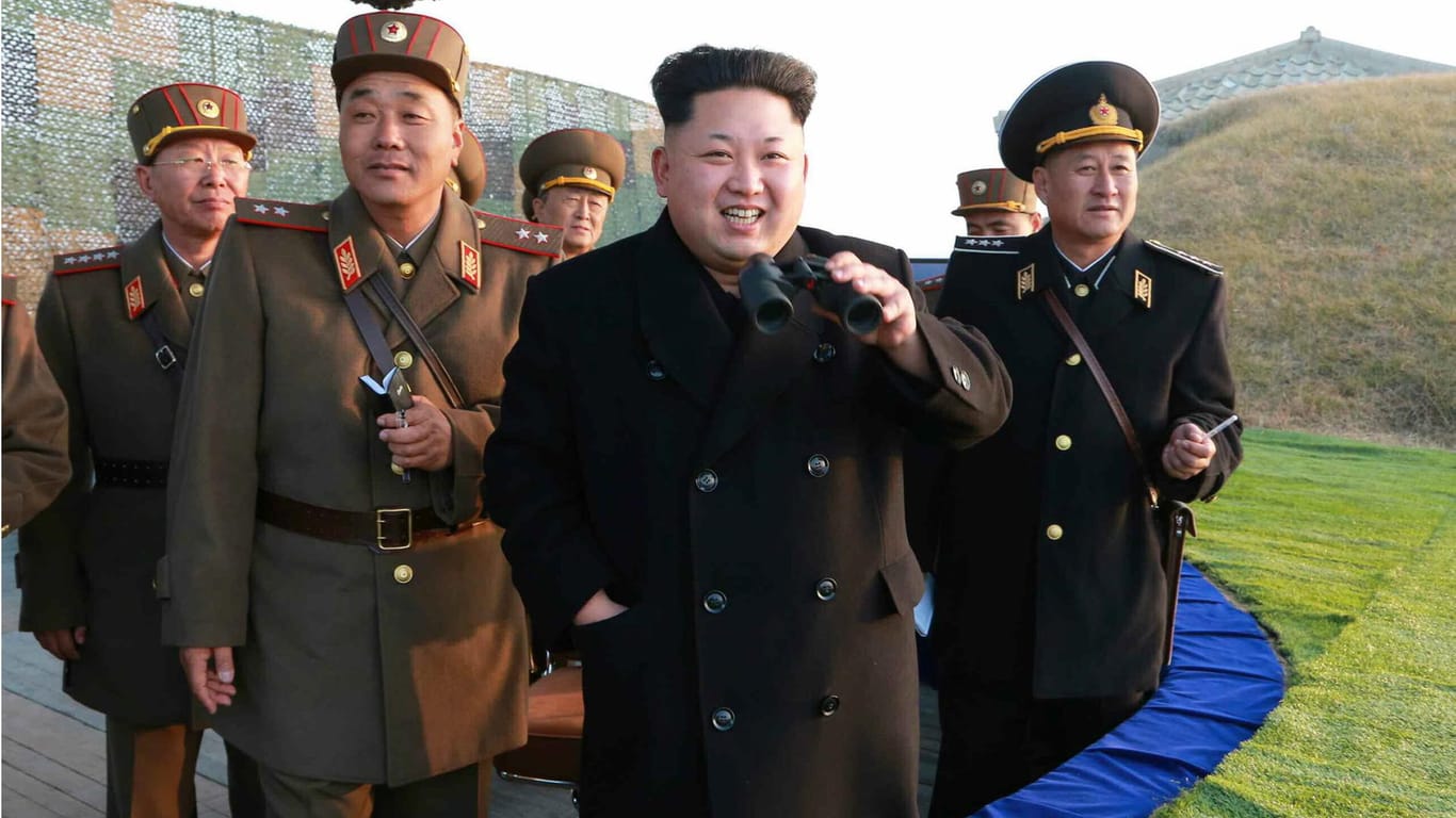 Der nordkoreanische Machthaber Kim Jong-un beobachtet eine Militärübung: Offenbar macht Nordkorea bei seinem Atomprogramm schnelle Fortschritte,