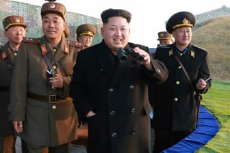 Der nordkoreanische Machthaber Kim Jong-un beobachtet eine Militärübung: Offenbar macht Nordkorea bei seinem Atomprogramm schnelle Fortschritte,