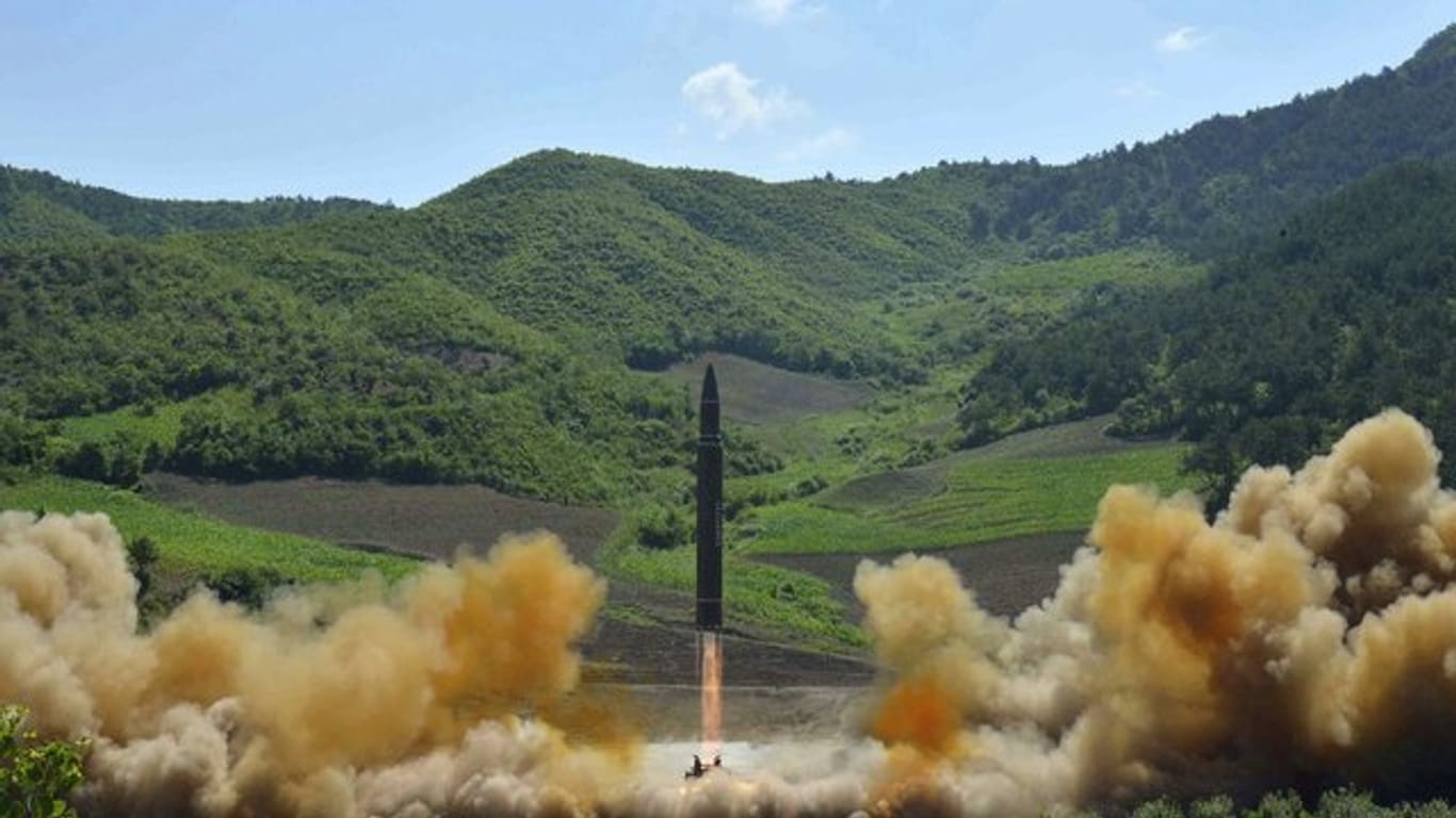 Mutmaßlicher Start einer nordkoreanischer Interkontinentalrakete mit hoher Reichweite vom Typ Hwasong-14 zeigen.
