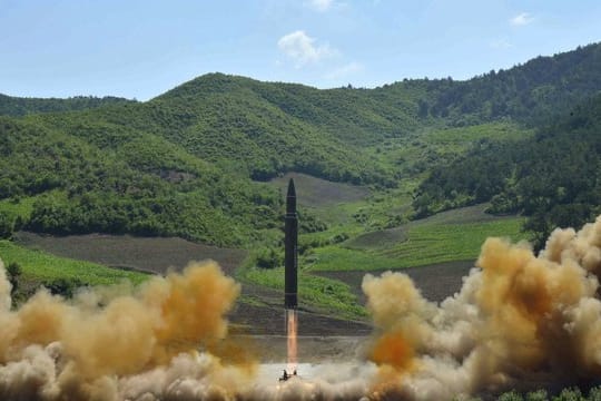 Mutmaßlicher Start einer nordkoreanischer Interkontinentalrakete mit hoher Reichweite vom Typ Hwasong-14 zeigen.