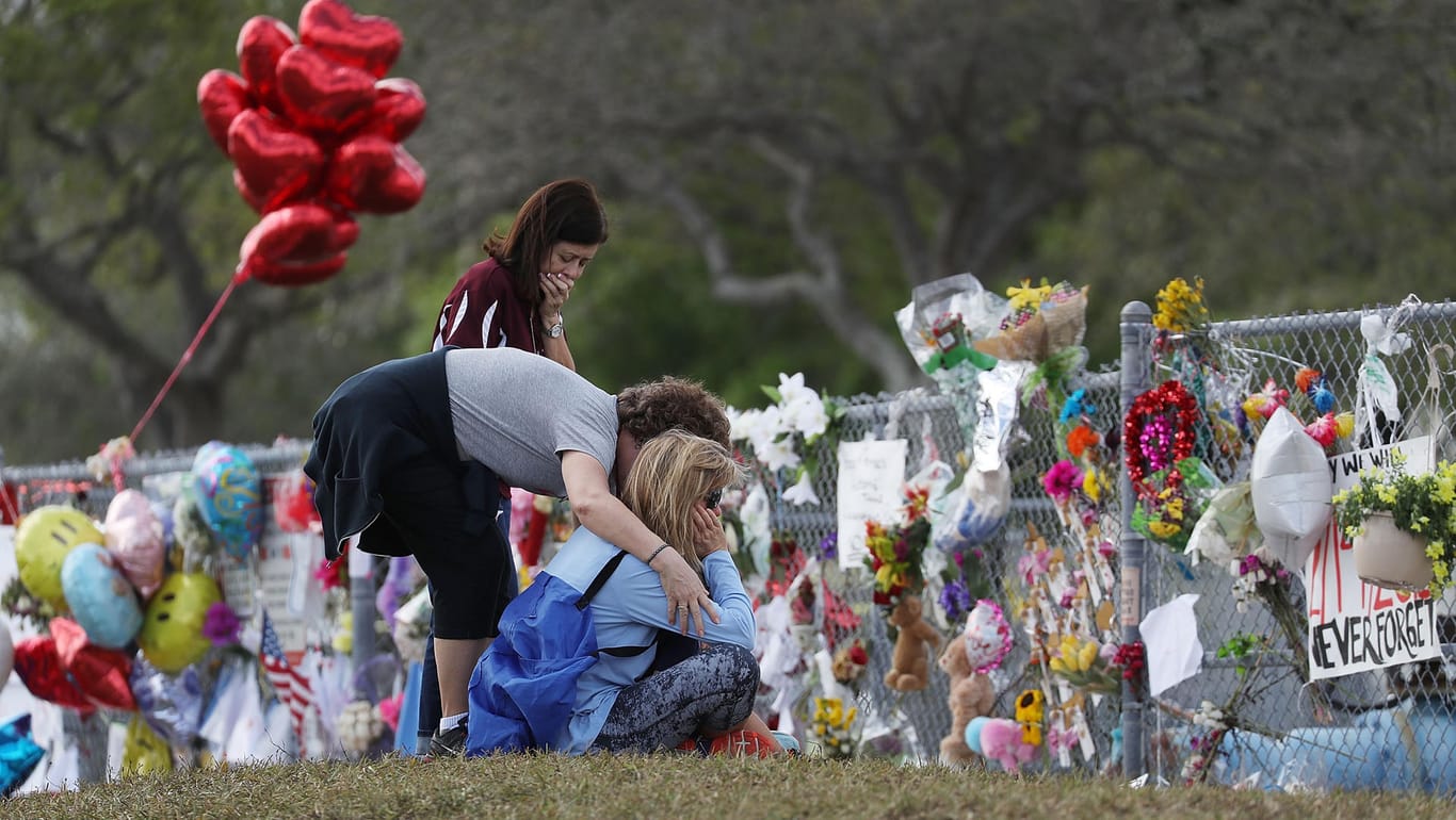 Schüler kehren nach dem Massaker eines 19-Jährigen zurück in die "Marjory Stoneman Douglas High School" in Parkland, Florida (USA): Debatte um US-Waffenrecht tritt seit Al Capone auf der Stelle.