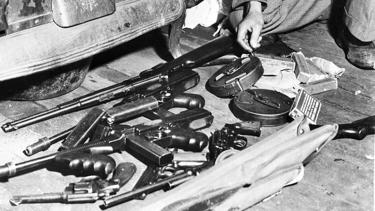 Von der Polizei sichergestelltes Waffenarsenal von John Dillinger: Nach Dillinger erfolgte die erste große Debatte über die Waffengesetze in den USA 1934.