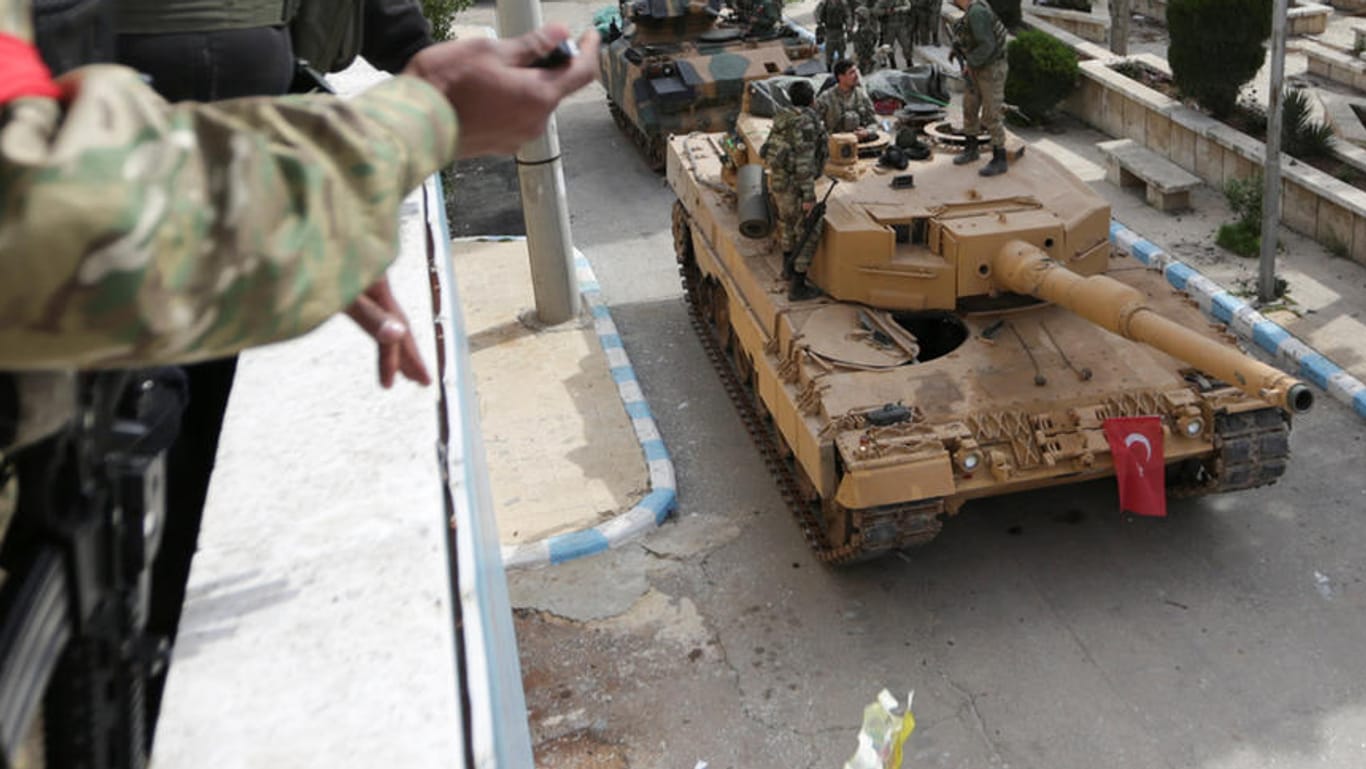 Die türkische Armee und Rebellen der Freien Syrischen Armee posieren in Afrin für Fotos.