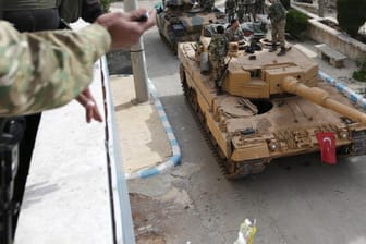 Die türkische Armee und Rebellen der Freien Syrischen Armee posieren in Afrin für Fotos.