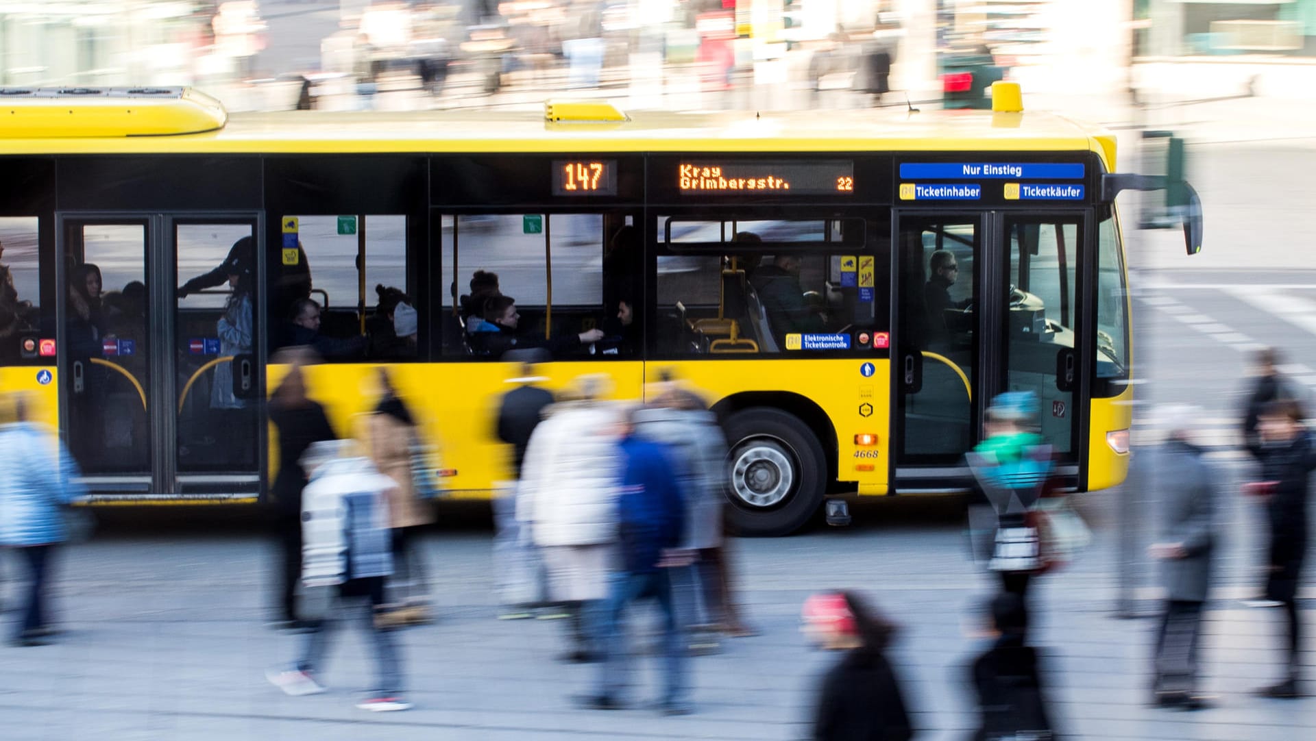 Ein Linienbus fährt über eine Straße: Unbekannter toter Mann in Bus in Güstrow.