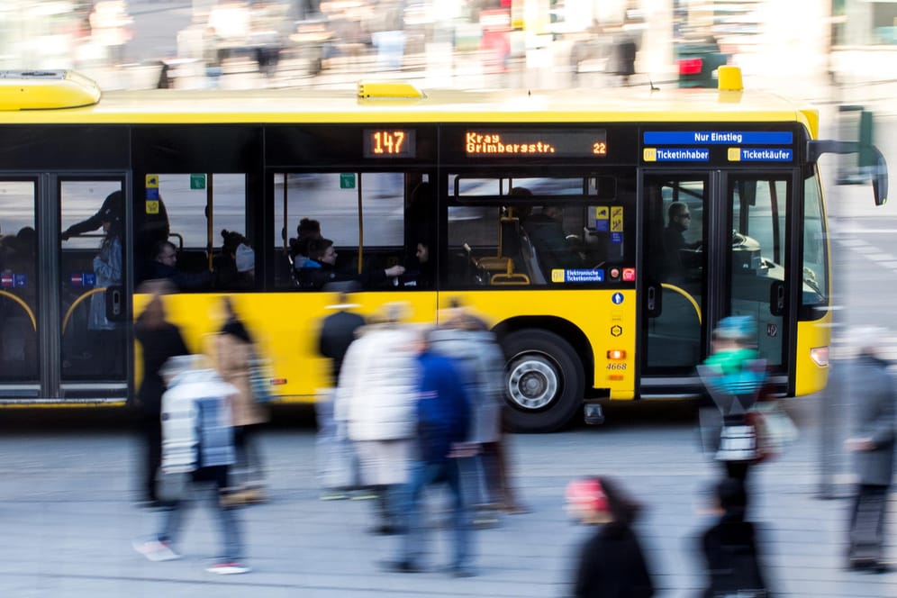 Ein Linienbus fährt über eine Straße: Unbekannter toter Mann in Bus in Güstrow.
