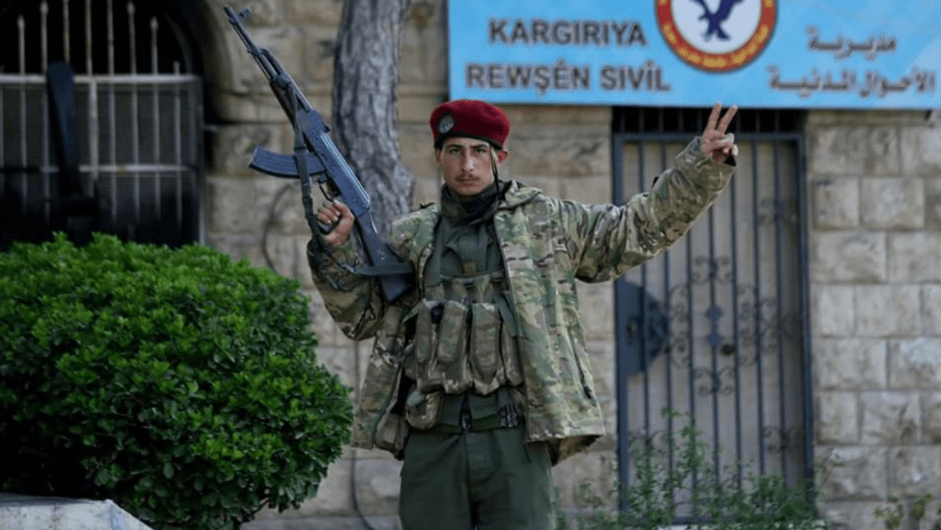 Ein türkischer Soldat posiert im Zentrum der Stadt Afrin: Zuvor hatten die türkische Armee und verbündete syrische Rebellen große Teile der Stadt eingenommen.