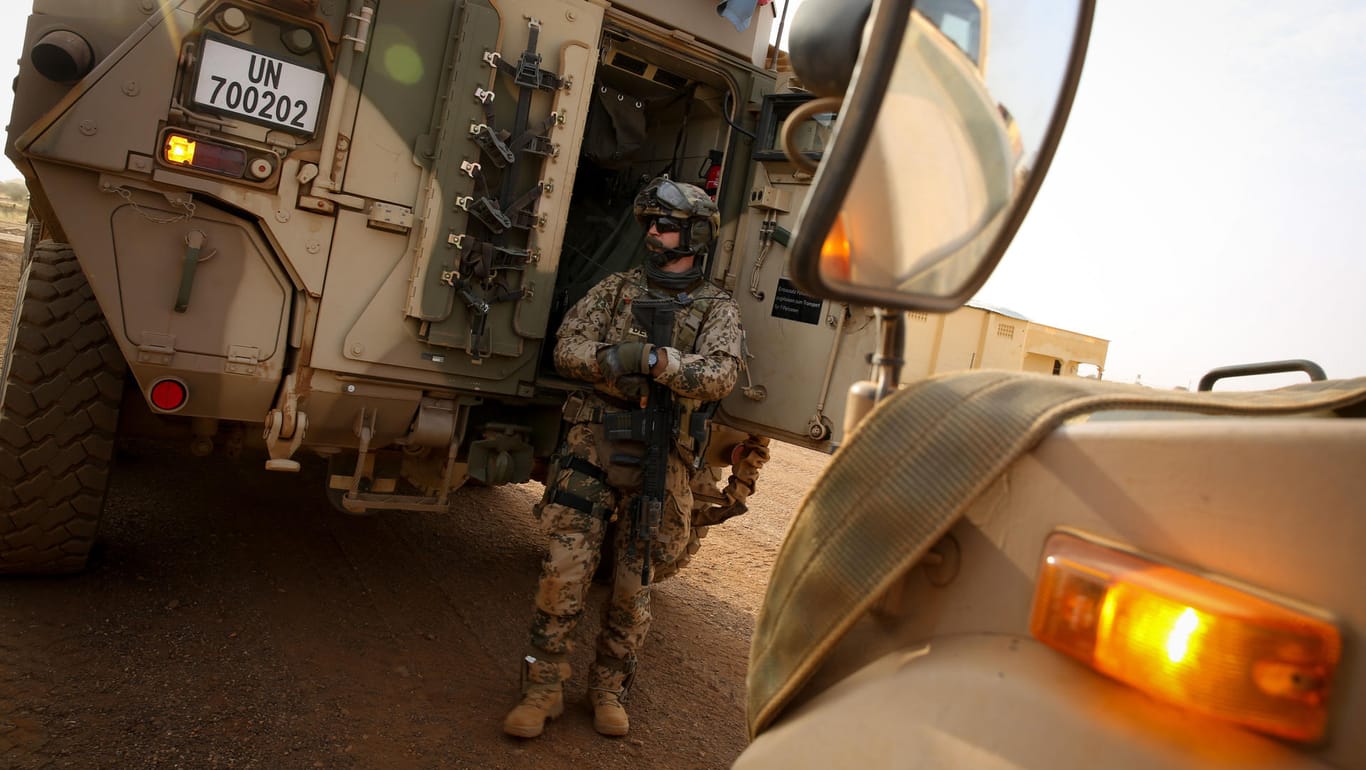 Schwer bewaffnete Bundeswehrsoldaten sichern in Gao einen Flughafen: Bundeswehr riegelte ganze Stadt in Mali aus Sorge vor Unruhen ab.