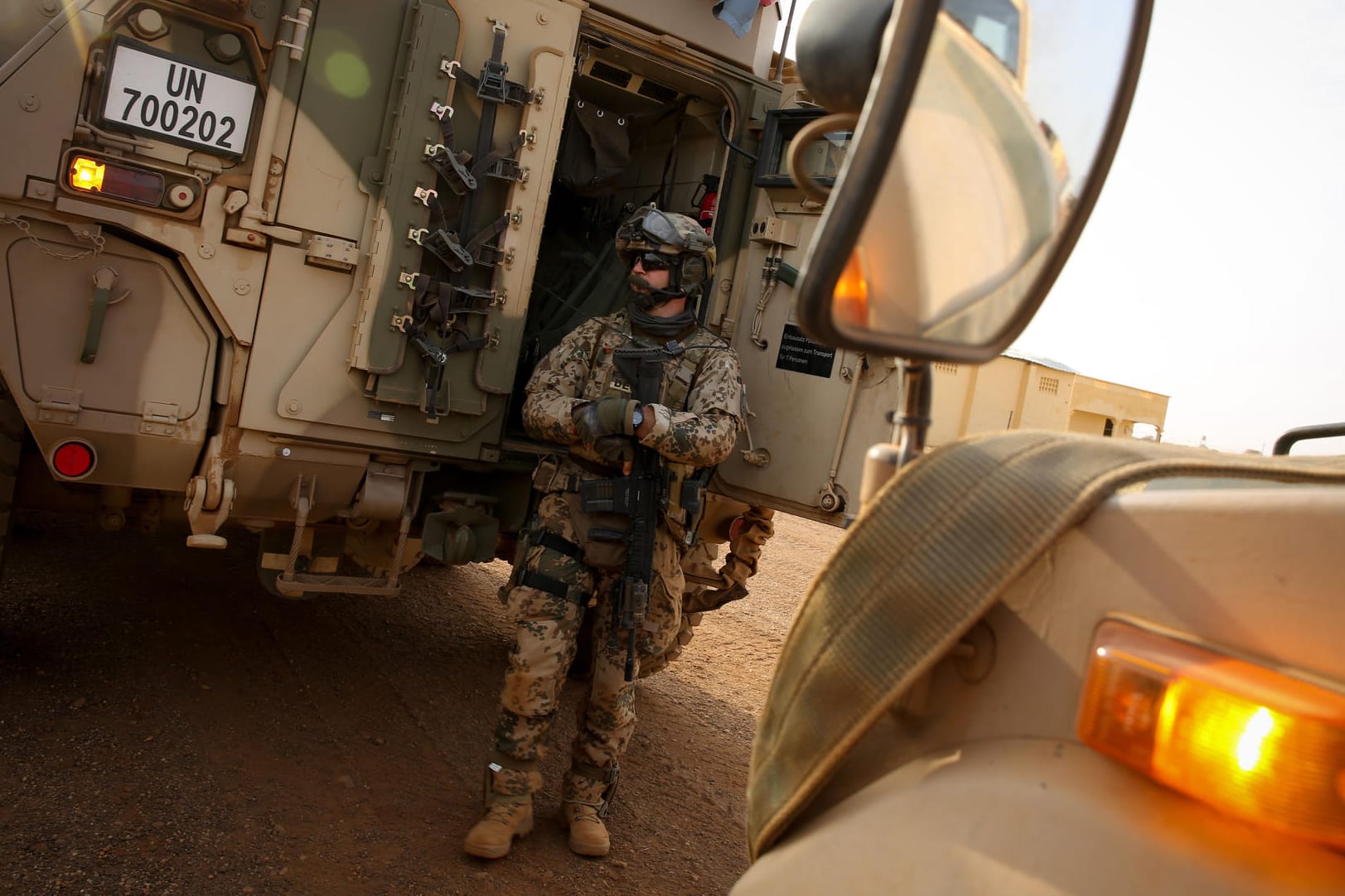 Schwer bewaffnete Bundeswehrsoldaten sichern in Gao einen Flughafen: Bundeswehr riegelte ganze Stadt in Mali aus Sorge vor Unruhen ab.