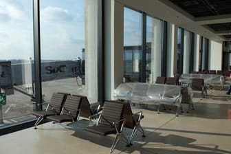 Mitarbeiter des Hauptstadtflughafens steht in einem Teil des fertigen Südterminals auf dem Flughafen Berlin-Brandenburg (BER): Lufthansa doch nicht für Abriss des Pannenflughafens BER.