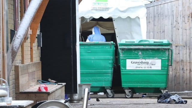 Spurensicherung am Tatort: Ein Mann ist nach einem Streit mit dem Auto in einen britischen Nachtclub gefahren und hat dabei zahlreiche Menschen verletzt. Spurensicherung am Tatort: Ein Mann ist nach einem Streit mit dem Auto in einen britischen Nachtclub gefahren und hat dabei zahlreiche Menschen verletzt.