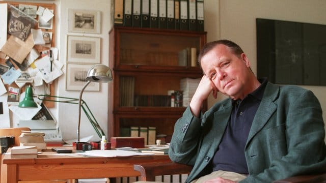 Der Schriftsteller Michael Rutschky in seiner Berliner Wohnung (1997).