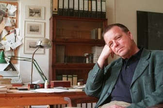 Der Schriftsteller Michael Rutschky in seiner Berliner Wohnung (1997).