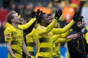 Dortmunds André Schürrle (links) und Michy Batshuayi applaudieren den Fans.