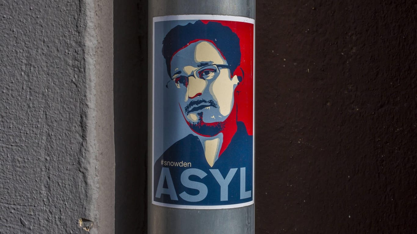 Sticker with Edward Snowden: He was seeking asylum in 21 states, including Germany.