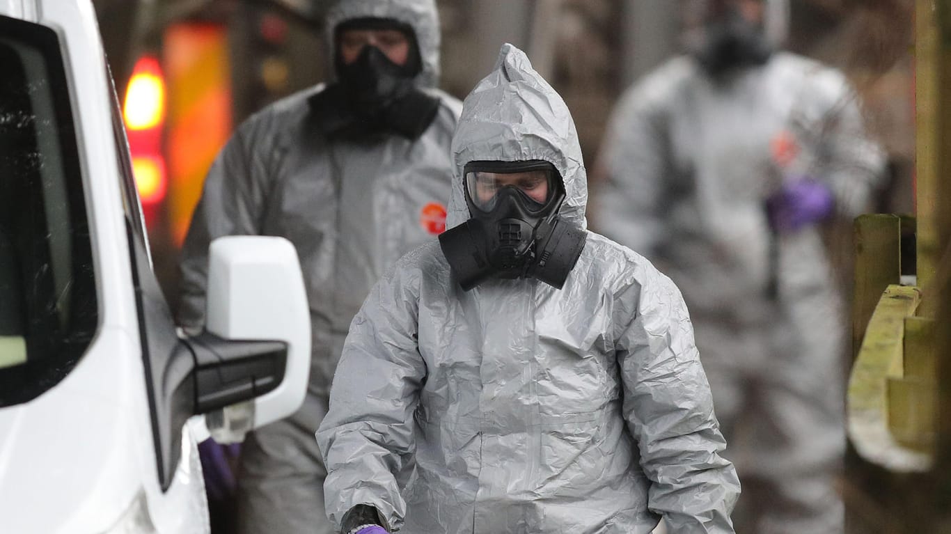 Mitarbeiter der Spurensicherung am Tatort: Großbritannien will unabhängige Experten die Giftproben untersuchen lassen – und damit Russlands Schuld beweisen.