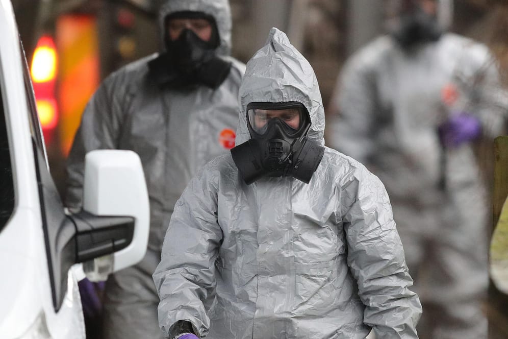 Mitarbeiter der Spurensicherung am Tatort: Großbritannien will unabhängige Experten die Giftproben untersuchen lassen – und damit Russlands Schuld beweisen.
