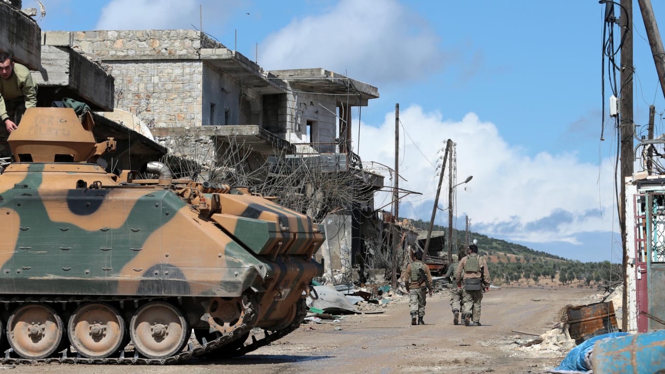Ein türkischer Panzer in Afrin: Die Kurden kündigen Widerstand gegen die "Besatzer" an.