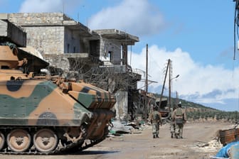 Ein türkischer Panzer in Afrin: Die Kurden kündigen Widerstand gegen die "Besatzer" an.