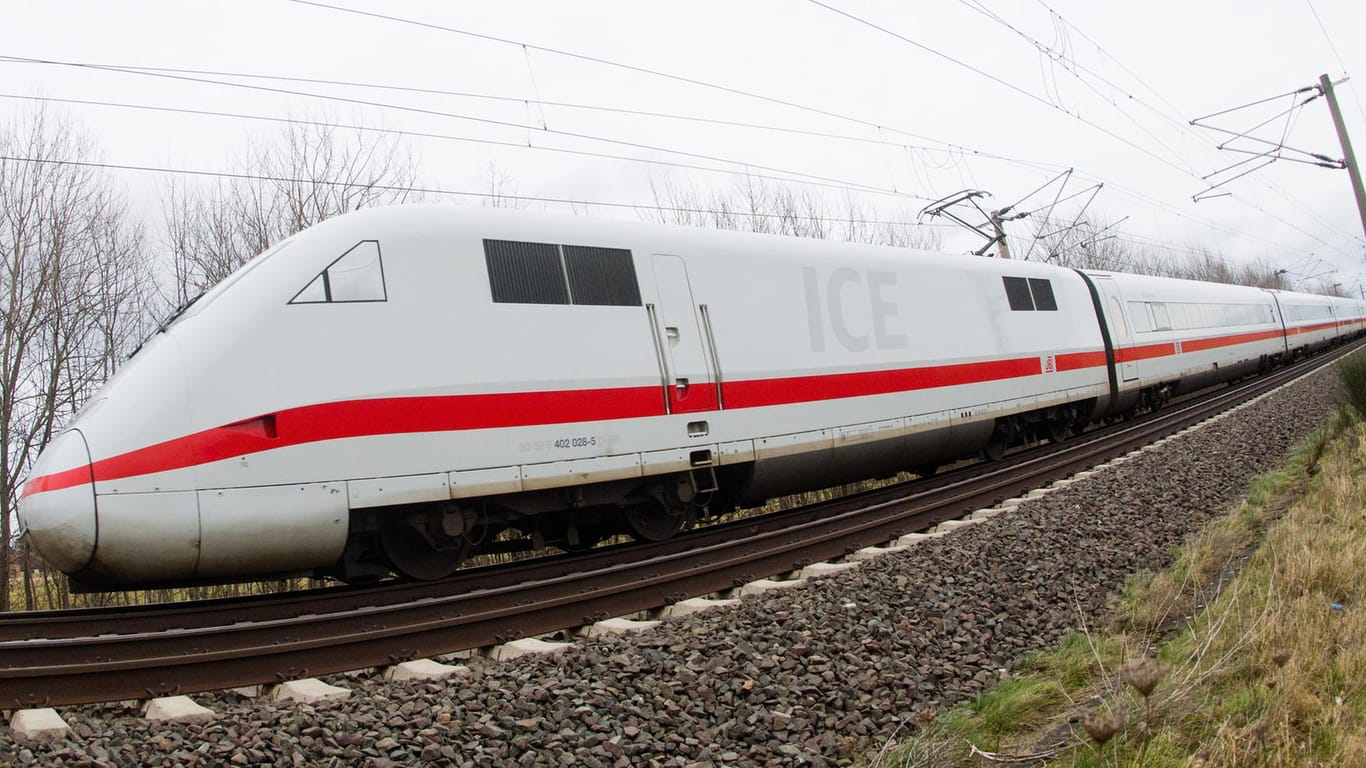 Ein ICE der Deutschen Bahn: Am Sonntag ist ein Zug in Gütersloh mit einem Baum kollidiert.
