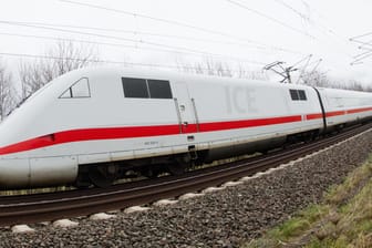 Ein ICE der Deutschen Bahn: Am Sonntag ist ein Zug in Gütersloh mit einem Baum kollidiert.